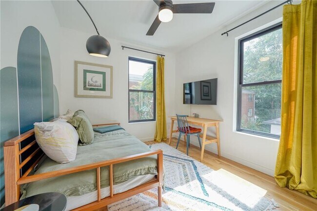 Building Photo - 825 Barnett St NE