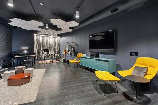 Building Photo - 211 N Harbor Dr