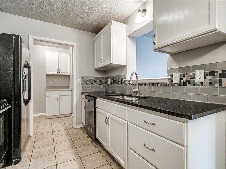 Building Photo - 2215 Beverly Hills St