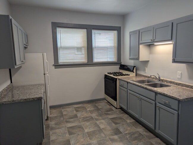 Building Photo - 473 Walnut St