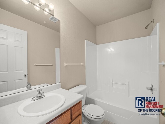 Building Photo - Amazing 3 bed, 3.5 bath Condo in Rigden Farm!