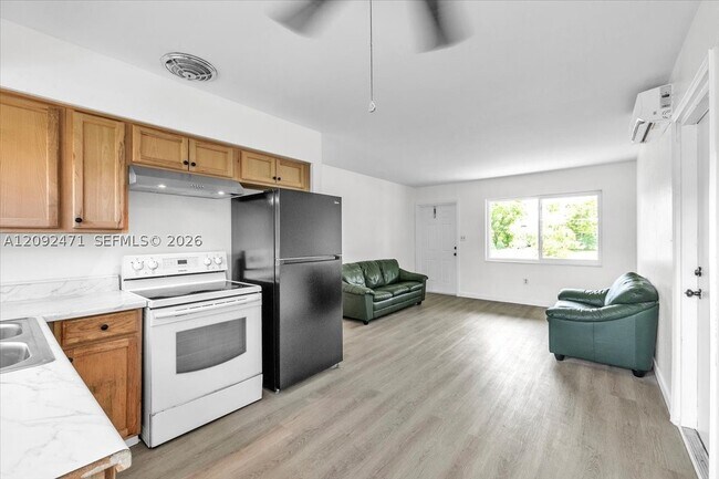 Building Photo - 2423 Jeffcott St