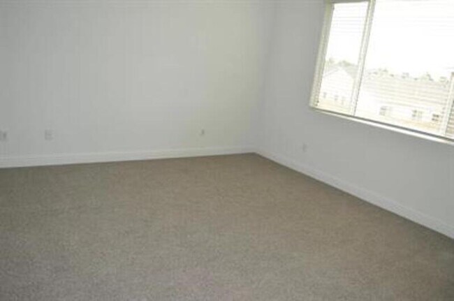 Building Photo - 2447 Quesada Dr