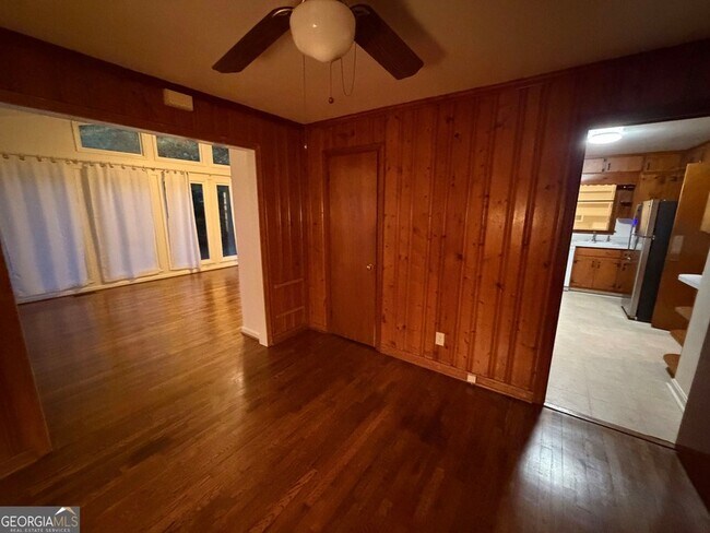 Building Photo - 2022 Woodbine Terrace NE