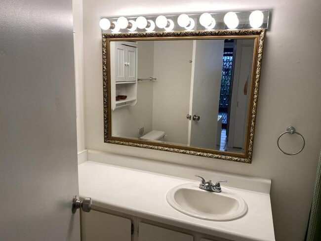 Building Photo - 75-6016 Alii Dr #222