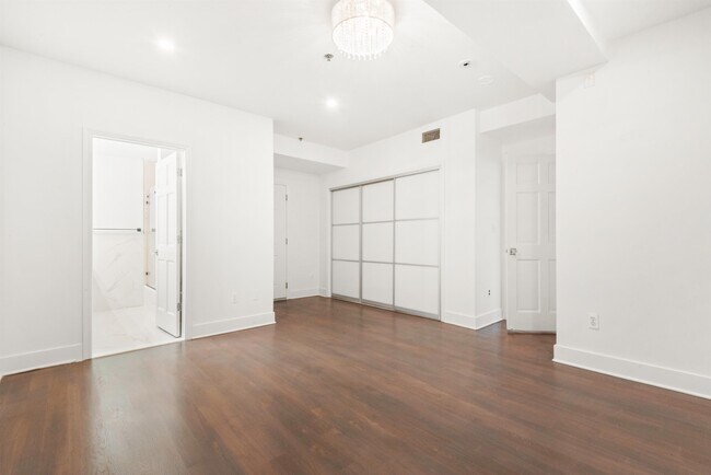 Building Photo - 547 Bloomfield St