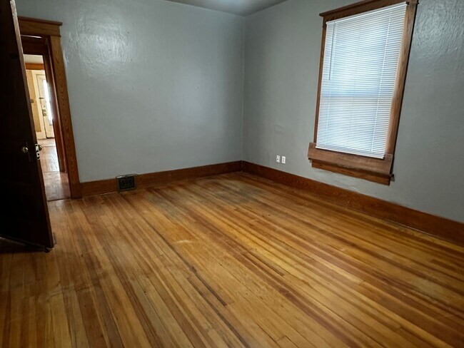 Building Photo - Beautiful 5 Bedroom, 2 Bath in Prime Location Near Campus