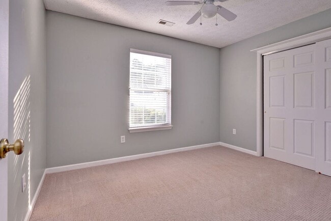 Building Photo - Spacious Rancher in Quiet Cul-de-sac