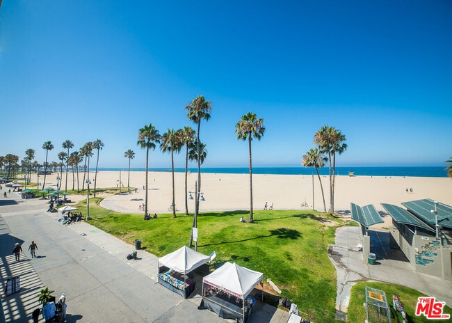 Building Photo - 8 Brooks Ave