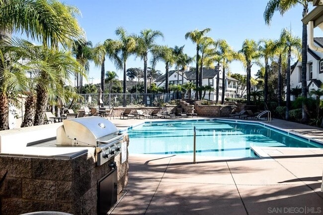 Building Photo - 2 Bedroom 2 Bath Condo with attached garage!