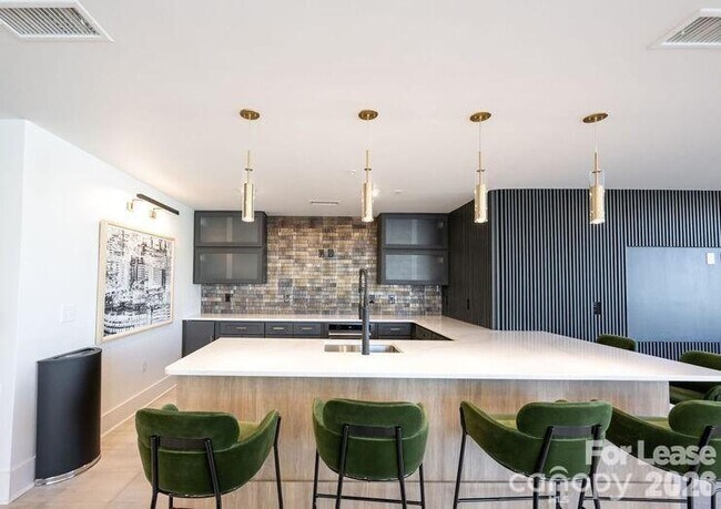 Building Photo - 425 W Trade St