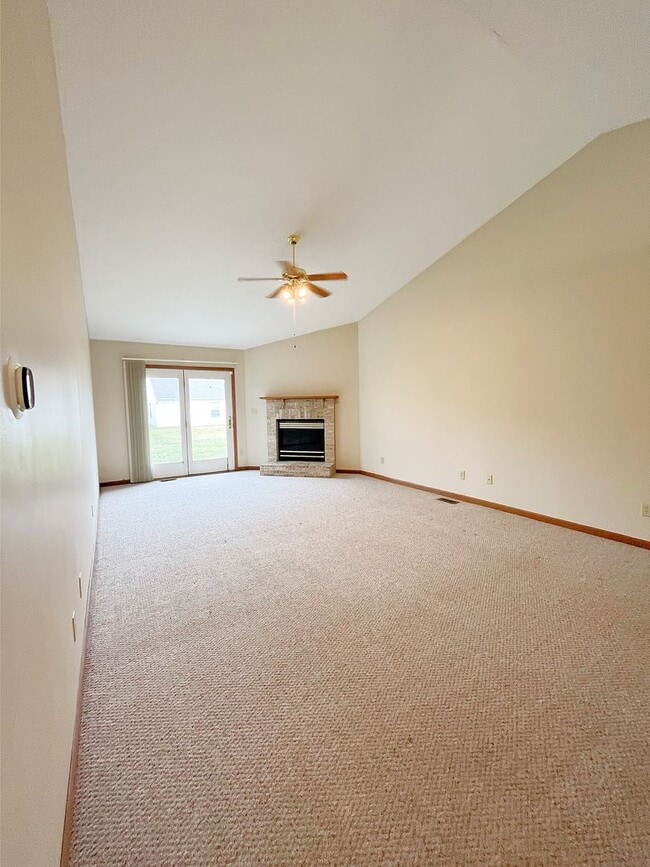 Building Photo - Large 2 Bedroom Condo