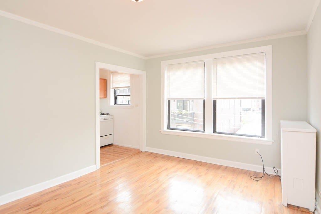 Building Photo - 744 W Belmont Ave