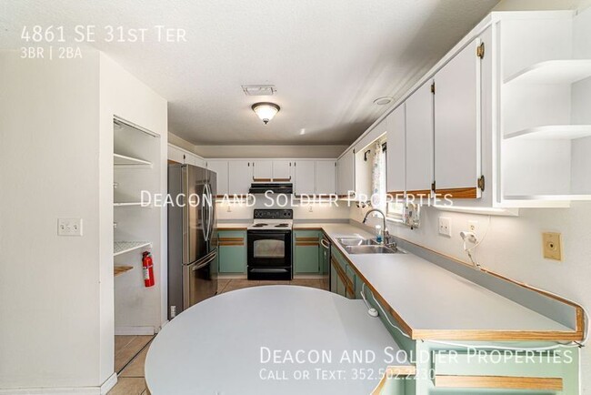 Building Photo - 4861 SE 31st Terrace