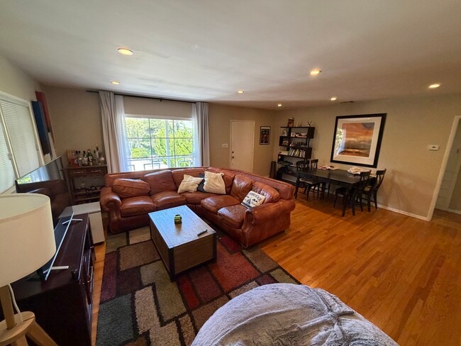 Living room - 3283 Kelton Ave
