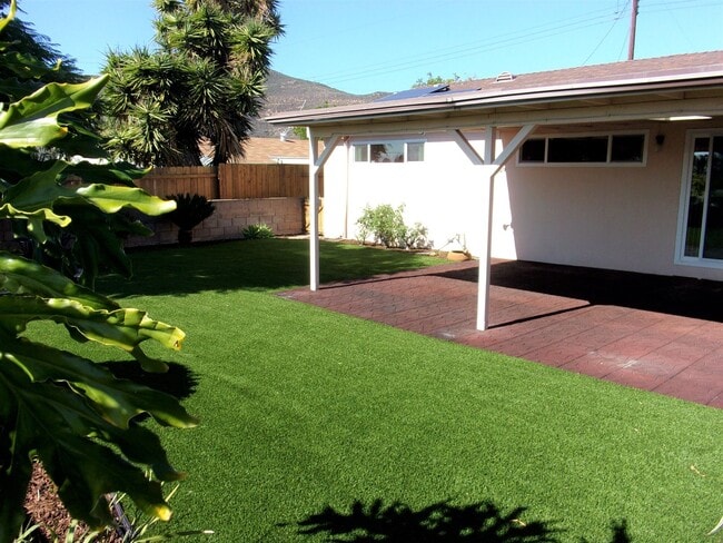 Building Photo - 4bedrm 2 1/2 bath house with yard & garage...