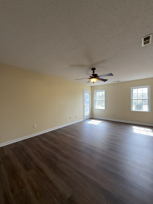 Building Photo - Three Bedroom Two and Half Full Bathroom R...