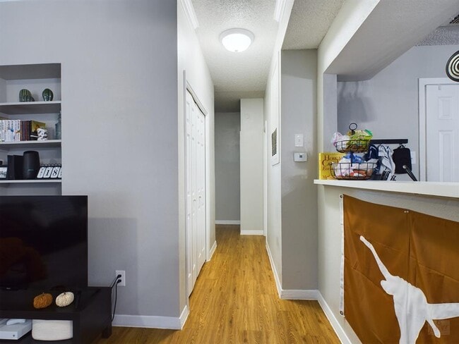 Building Photo - 915 W 23rd St