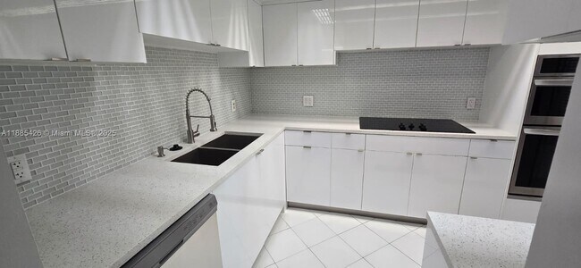 Building Photo - 2843 S Bayshore Dr