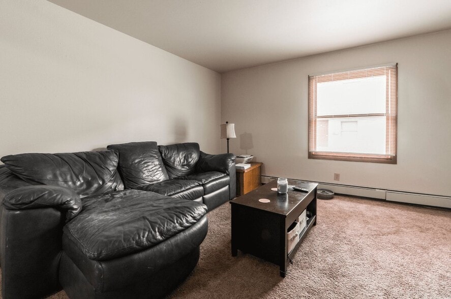 Building Photo - 826 W Hillcrest Dr