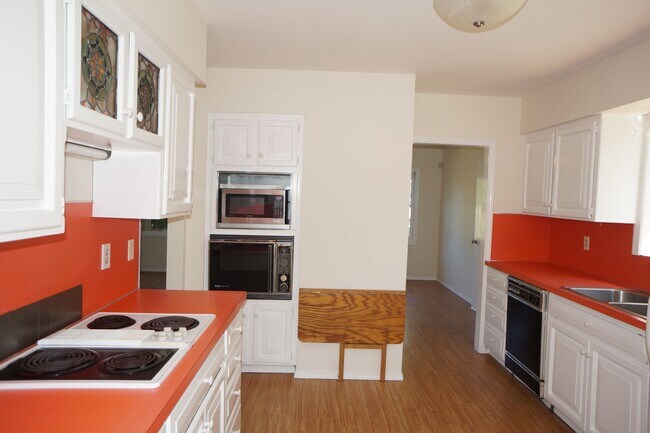 Building Photo - NE Portland 3 bedroom Rose City Park