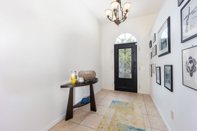 Building Photo - Charming 3 Bedroom , 2 Bath Country Home with Lake Views