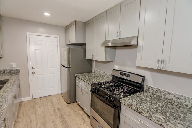 Building Photo - 1651 Northwood St