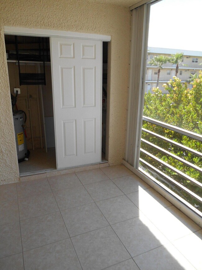 Building Photo - 2615 NE 1st Ct