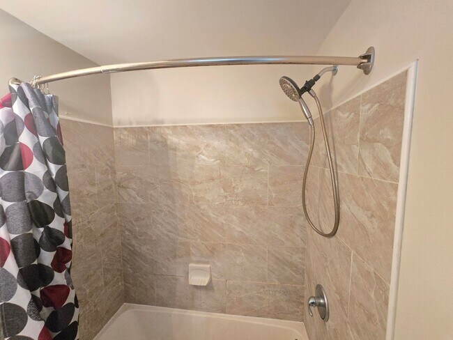Building Photo - Beautiful 4 Bedroom 2 Bathroom East Baltim...