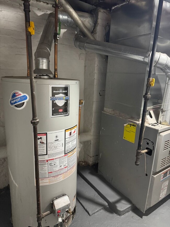 Building Photo - 1596 Chestnut Ave