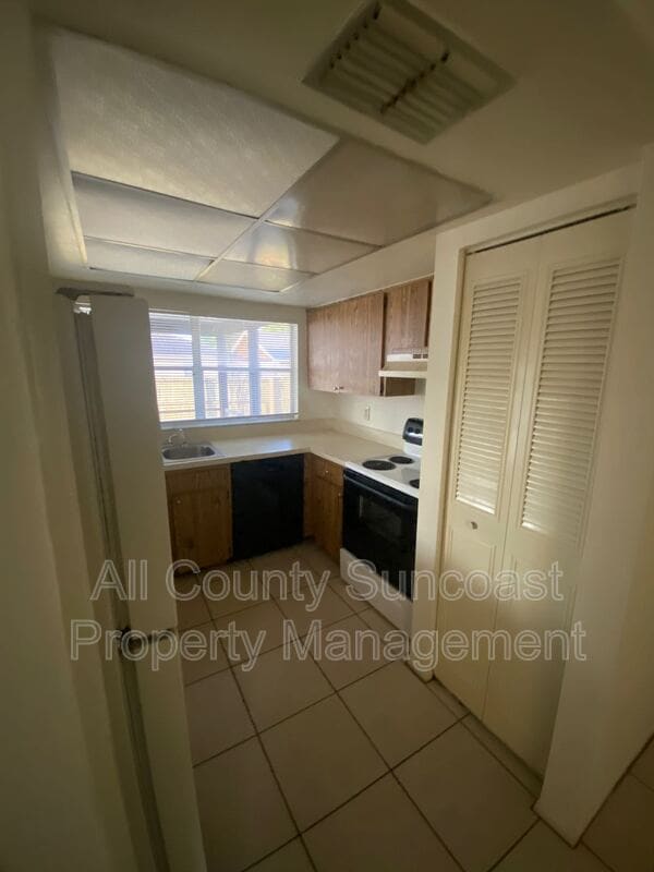 Building Photo - 2578 Surrey Dr