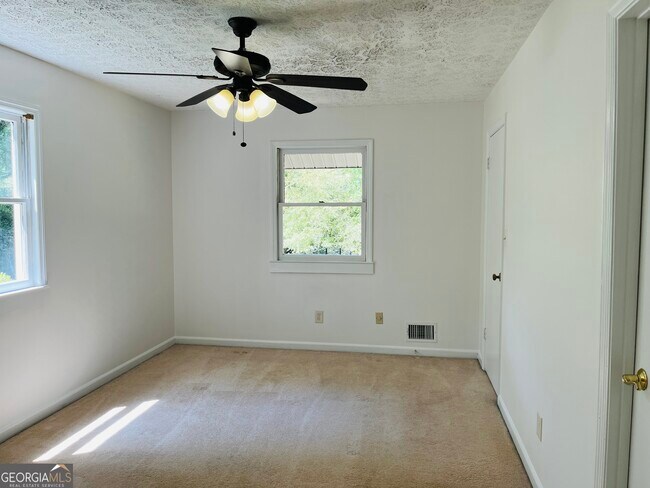 Building Photo - 2289 Roscoe Rd