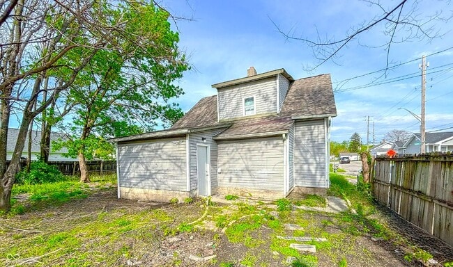 Building Photo - 274 Leeds Ave