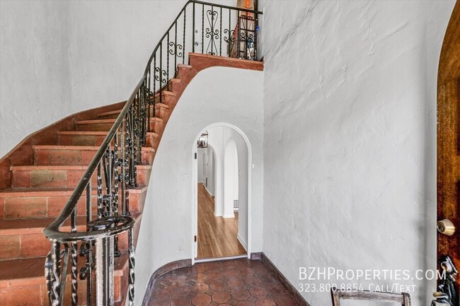 Building Photo - Gorgeous Spanish Style 3Bed 2Bath In Prime...