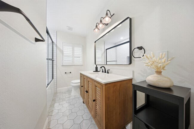 Building Photo - 2015 Woodcrest Dr