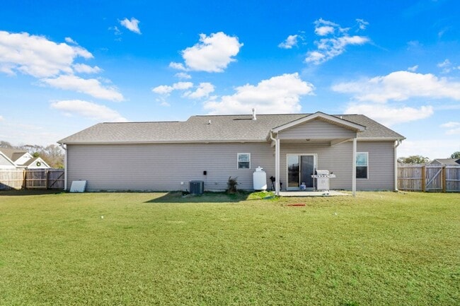 Building Photo - CHARMING ROSEWOOD HOME! 3 BR 2 BA w/ FENCE...