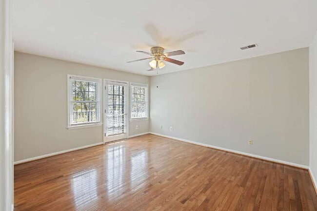Building Photo - 100 Lakeview Dr