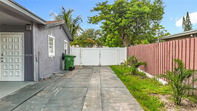 Building Photo - 1378 SW 26th Ave