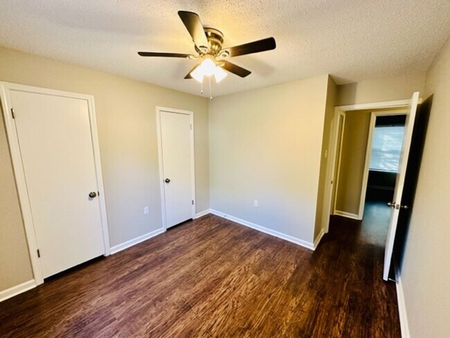 Building Photo - 3 bedroom, 2 bath near Whitten and Elmore with update bathrooms