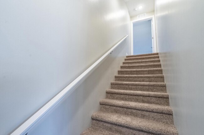 Building Photo - Stunning 5 Bed, 3 Bath Home with a 3 Car Garage