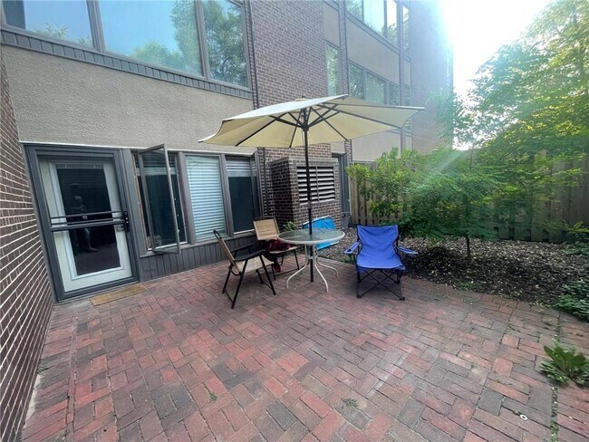 Primary Photo - 633 Robert St