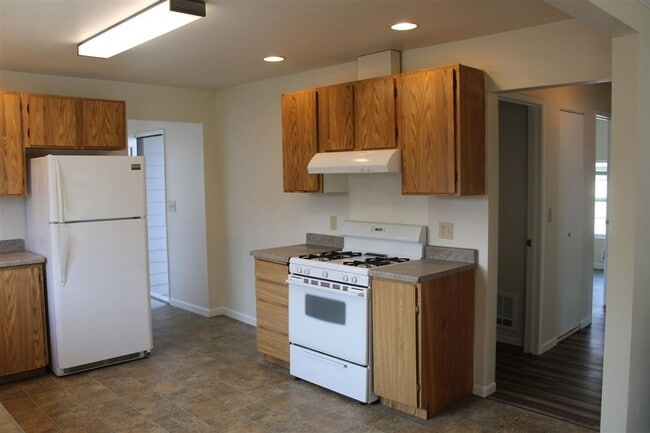 Building Photo - 3 Bedroom, 1.5 Bathroom House! Available now!