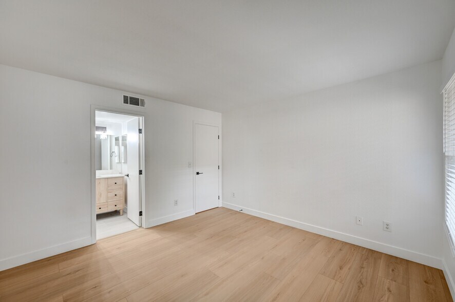 Building Photo - 2300 E Silverado Ranch Blvd