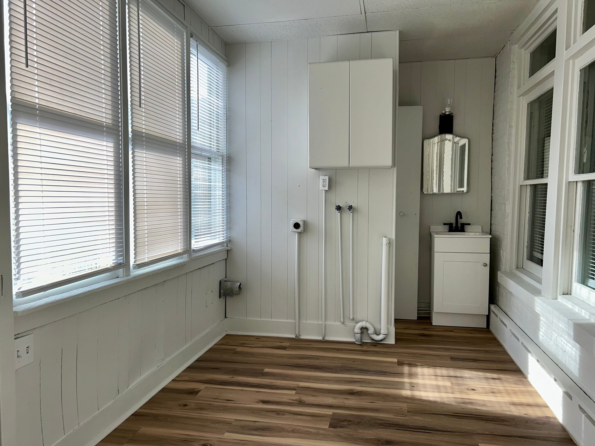 Building Photo - 19 E 3rd St