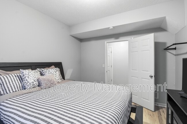 Building Photo - 2950 E Stone Creek Blvd