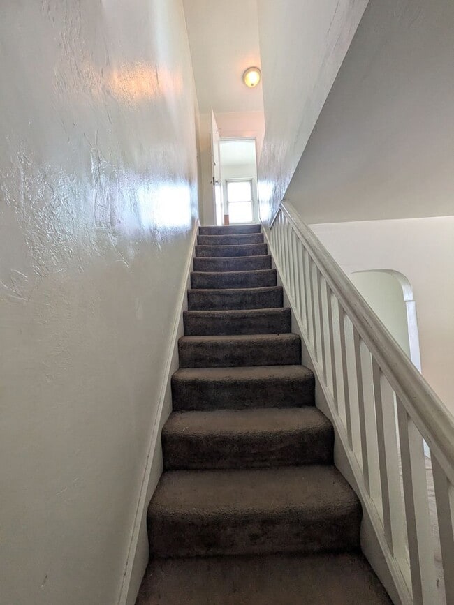 Building Photo - 2 bed 1 bath home with large living room a...