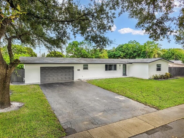 Primary Photo - 740 Beachwood Ln
