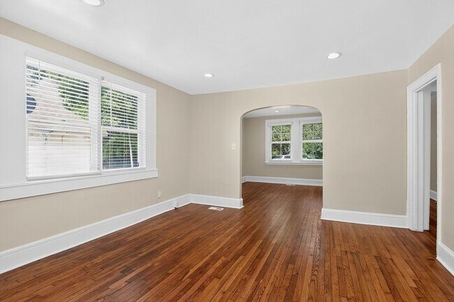 Building Photo - Charming 2BD/1BA Home Near Lakewood Park!