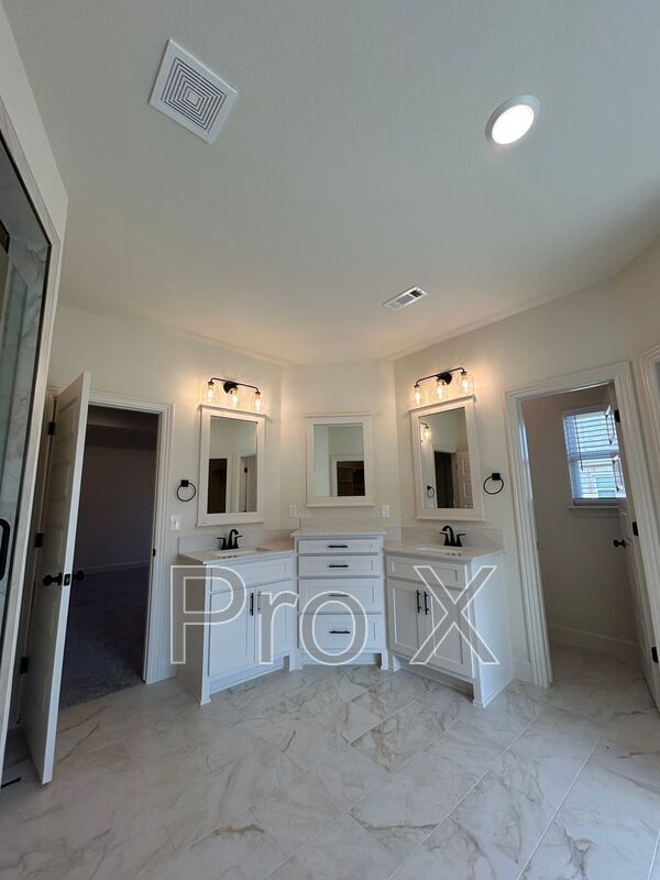 Building Photo - 2004 Charles St