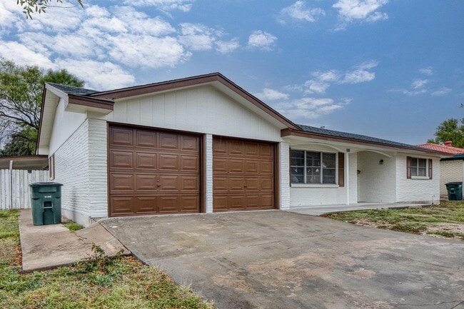 Building Photo - 100 Crestline Dr
